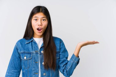 Genç Asyalı kadın, avuç içi fotokopi alanını elinde tutmaktan etkilenmiş..