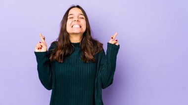 Genç melez İspanyol kadın şans dilemek için parmaklarını çaprazladı.