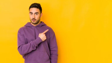 Sarı fırında izole edilmiş genç bir beyaz adam yan tarafı gösteriyor.