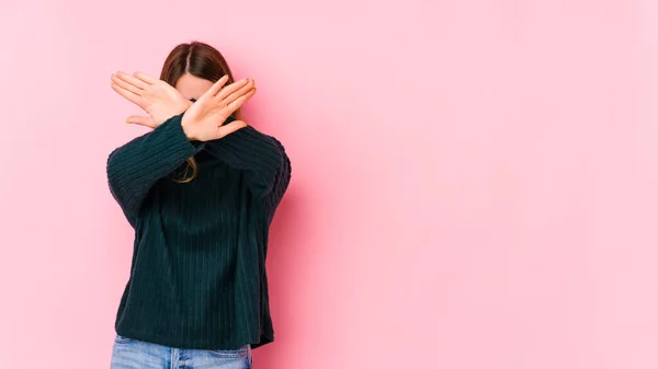 Joven Mujer Caucásica Aislada Sobre Fondo Rosa Manteniendo Dos Brazos — Foto de Stock