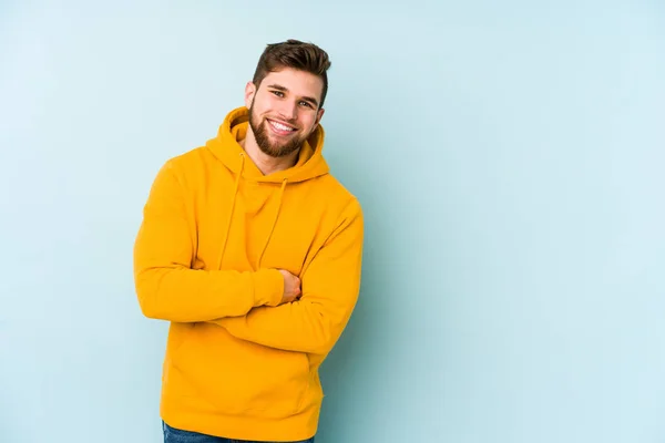 Jovem Caucasiano Isolado Fundo Azul Rindo Divertindo — Fotografia de Stock