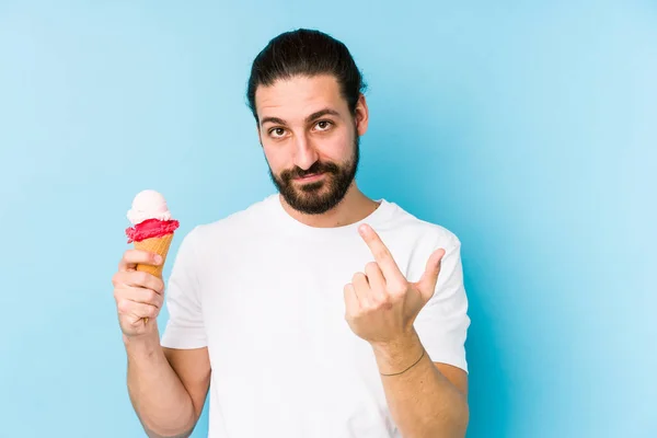 若いですCaucasian男食べるAアイスクリーム隔離されたポインティングとして指であなたに近づく — ストック写真