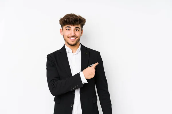 Jovem Homem Negócios Árabe Isolado Sorrindo Apontando Para Lado Mostrando — Fotografia de Stock