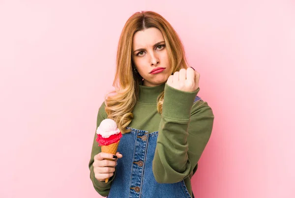Молодая Блондинка Ест Мороженое Изолировано Показывая Кулак Камере Агрессивное Выражение — стоковое фото