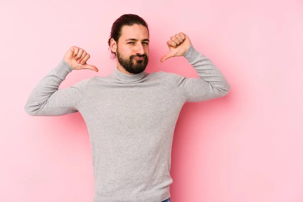 Giovane Uomo Capelli Lunghi Isolato Uno Sfondo Rosa Sente Orgoglioso — Foto Stock