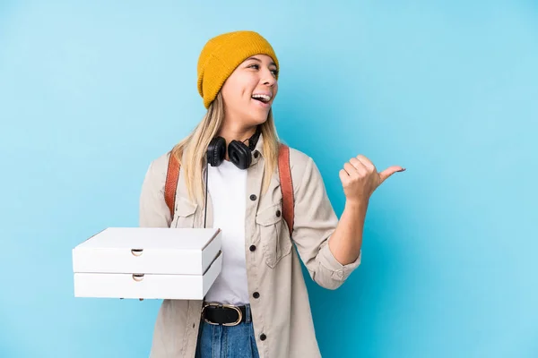 Jonge Blanke Vrouw Met Pizza Geïsoleerde Punten Met Duimvinger Weg — Stockfoto