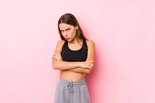 Joven Mujer Caucásica Fitness Posando Fondo Rosa Frunciendo Ceño Cara — Foto de Stock