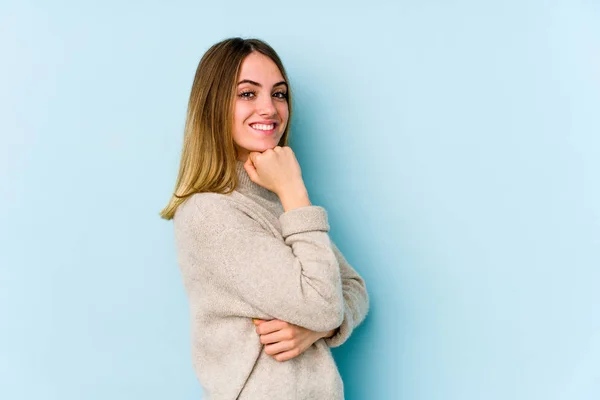 Mulher Caucasiana Jovem Isolado Fundo Azul Sorrindo Feliz Confiante Tocando — Fotografia de Stock