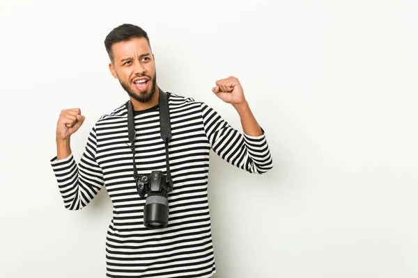 Joven Fotógrafo Sudasiático Levantando Puño Después Una Victoria Concepto Ganador — Foto de Stock