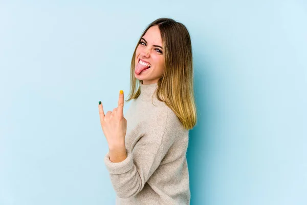 Giovane Donna Caucasica Isolata Sfondo Blu Mostrando Gesto Rock Con — Foto Stock