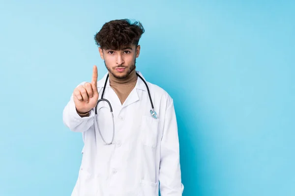 Joven Árabe Doctor Hombre Idolatrado Mostrando Número Uno Con Dedo —  Fotos de Stock