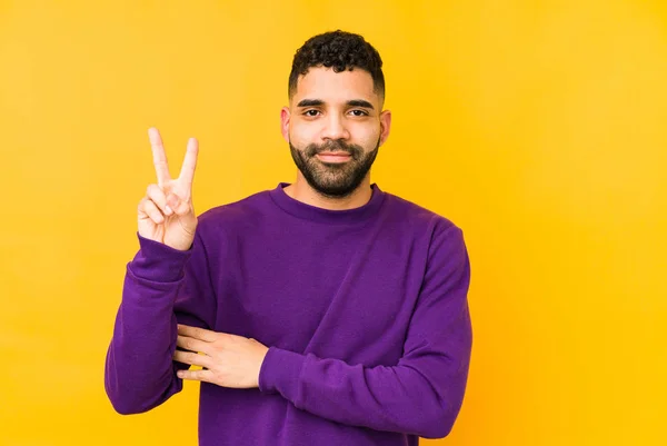 Jovem Mestiço Árabe Homem Isolado Mostrando Número Dois Com Dedos — Fotografia de Stock