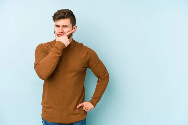 Young Caucasian Man Isolated Blue Background Contemplating Planning Strategy Thinking — Stock Photo, Image