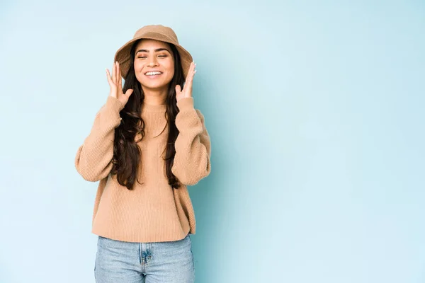 Mujer India Joven Con Sombrero Aislado Sobre Fondo Azul Ríe — Foto de Stock