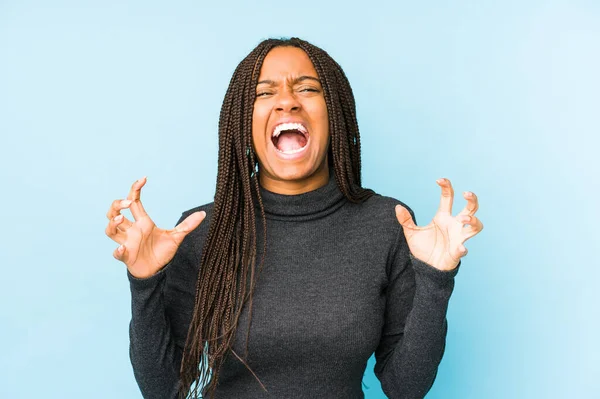Genç Afrikalı Amerikalı Kadın Mavi Arka Planda Izole Edilmiş Öfkeyle — Stok fotoğraf