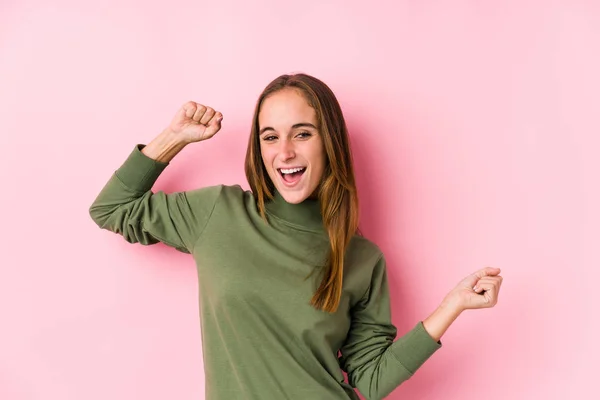 Joven Mujer Caucásica Posando Aislada Bailando Divirtiéndose —  Fotos de Stock