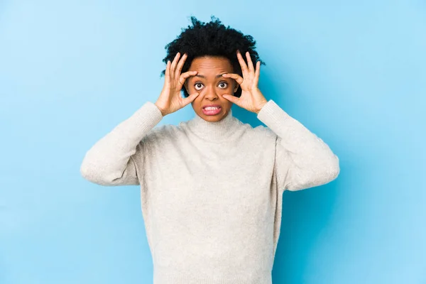 Afrikanische Amerikanerin Mittleren Alters Vor Blauem Hintergrund Isoliert Die Augen — Stockfoto