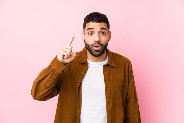 Jovem Latino Contra Fundo Rosa Isolado Tendo Uma Ideia Conceito — Fotografia de Stock