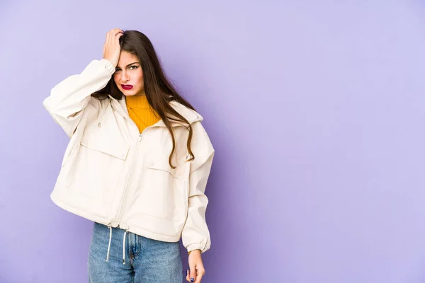 Mulher Branca Jovem Isolado Fundo Roxo Cansado Muito Sonolento Mantendo — Fotografia de Stock