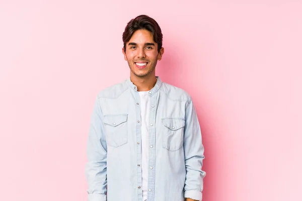 Joven Hombre Caucásico Posando Fondo Rosa Aislado Feliz Sonriente Alegre — Foto de Stock