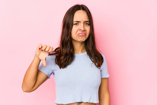 Mujer Hispana Joven Mestiza Aislada Mostrando Pulgar Hacia Abajo Concepto —  Fotos de Stock