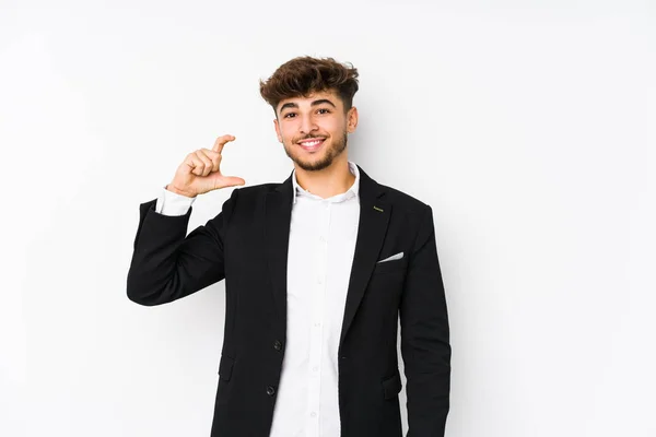 Mladý Arabský Obchodník Izolovaný Drží Něco Málo Ukazováčky Usmívá Sebevědomě — Stock fotografie