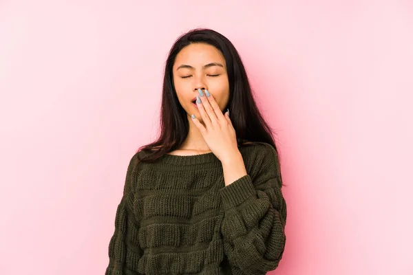 Joven Mujer China Aislada Sobre Fondo Rosa Bostezando Mostrando Gesto —  Fotos de Stock