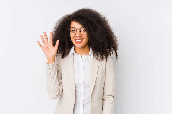 Jovem Mulher Negócios Afro Americana Sorrindo Alegre Mostrando Número Cinco — Fotografia de Stock