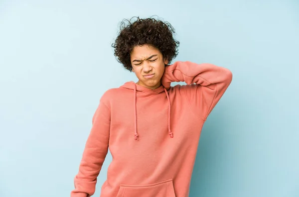 Menino Afro Americano Isolado Sofrendo Dor Pescoço Devido Sedentarismo — Fotografia de Stock