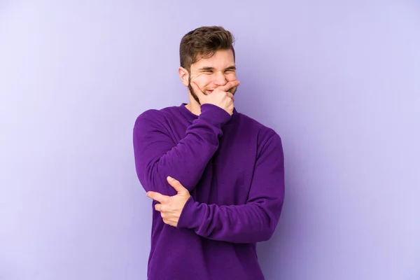 Молодой Кавказский Человек Изолирован Фиолетовом Фоне Смеясь Счастливый Беззаботный Естественные — стоковое фото