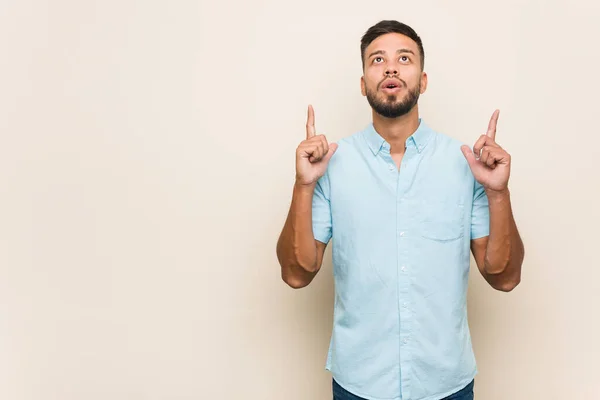 Jonge Zuid Aziatische Man Wijst Naar Boven Met Geopende Mond — Stockfoto