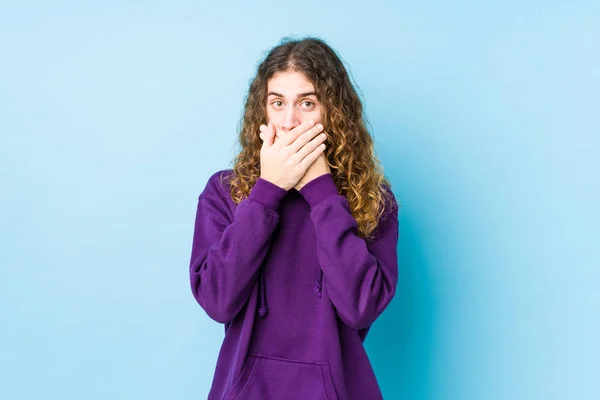 Homme Aux Cheveux Longs Posant Isolé Bouche Couverture Choquée Avec — Photo