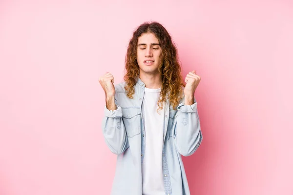 Homem Cabelo Longo Posando Isolado Levantando Punho Sentindo Feliz Bem — Fotografia de Stock