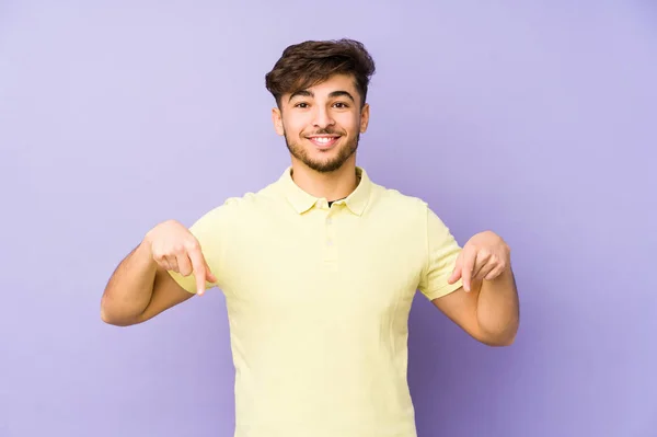 Hombre Árabe Joven Aislado Sobre Fondo Púrpura Apunta Hacia Abajo — Foto de Stock