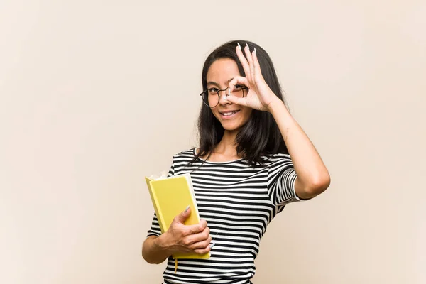 Junge Asiatische Studentin Hält Aufgeregt Ein Buch Der Hand — Stockfoto