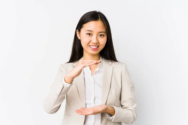 Junge Chinesische Geschäftsfrau Isoliert Etwas Mit Beiden Händen Haltend Produktpräsentation — Stockfoto