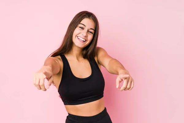 Joven Caucásico Fitness Mujer Haciendo Deporte Aislado Sonrisas Alegres Señalando — Foto de Stock
