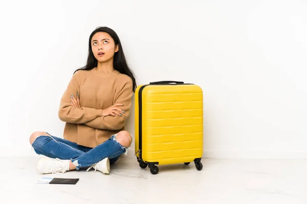 若いです中国人旅行者女性座っています上の床にスーツケース隔離された疲れの繰り返しタスク — ストック写真