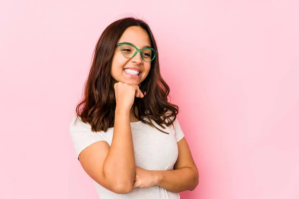 Giovane Donna Ispanica Razza Mista Isolato Sorridente Felice Fiducioso Toccando — Foto Stock