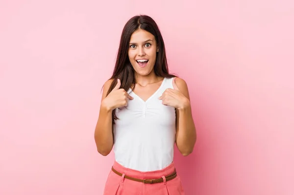 Young Cute Woman Surprised Pointing Finger Smiling Broadly — Stock Photo, Image