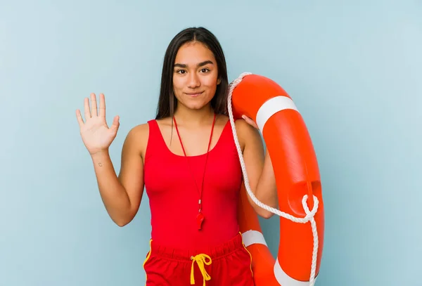 Ung Asiatisk Badvakt Kvinna Isolerad Leende Glad Visar Nummer Fem — Stockfoto