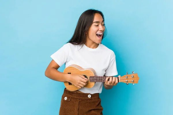 Junge Indische Frau Glücklich Spielen Ukelele Isoliert — Stockfoto