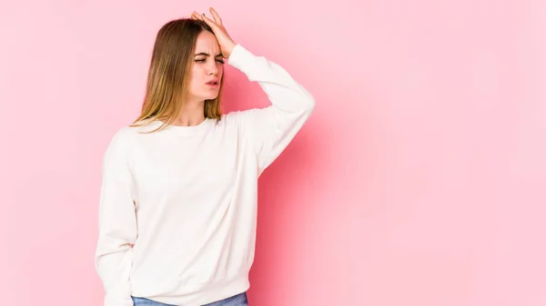 Young Caucasian Woman Isolated Pink Background Forgetting Something Slapping Forehead — Stock Photo, Image