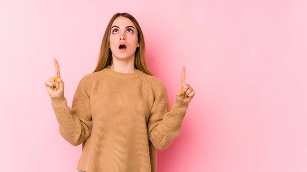 Mladá Běloška Žena Izolované Růžovém Pozadí Ukazuje Vzhůru Nohama Otevřenými — Stock fotografie