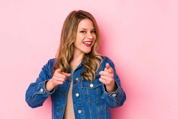 Jeune Femme Caucasienne Isolée Sur Fond Rose Sourire Joyeux Pointant — Photo