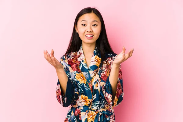 Joven Mujer China Con Pijama Kimono Aislado Recibiendo Una Grata —  Fotos de Stock