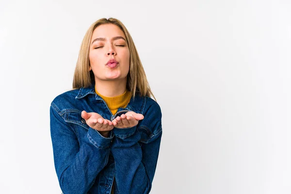 Jeune Femme Caucasienne Blonde Isolé Lèvres Pliantes Tenant Paumes Pour — Photo