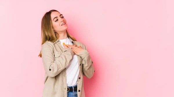 Mulher Caucasiana Jovem Isolado Fundo Rosa Tem Expressão Amigável Pressionando — Fotografia de Stock