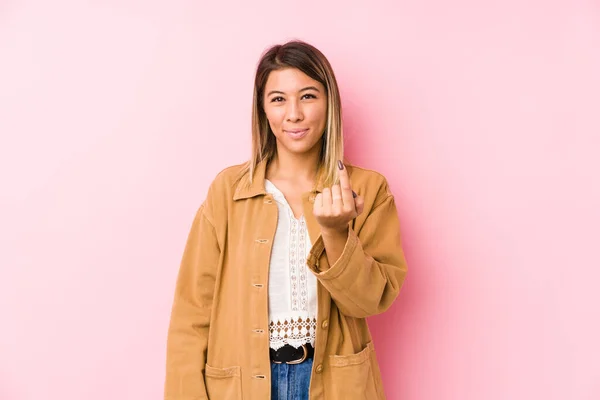 Νεαρή Καυκάσια Γυναίκα Που Παριστάνει Την Απομονωμένη Δείχνοντάς Δάχτυλο Σαν — Φωτογραφία Αρχείου