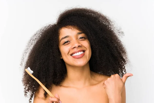 Jovem Afro Mulher Segurando Uma Escova Dentes Isolado Sorrindo Levantando — Fotografia de Stock